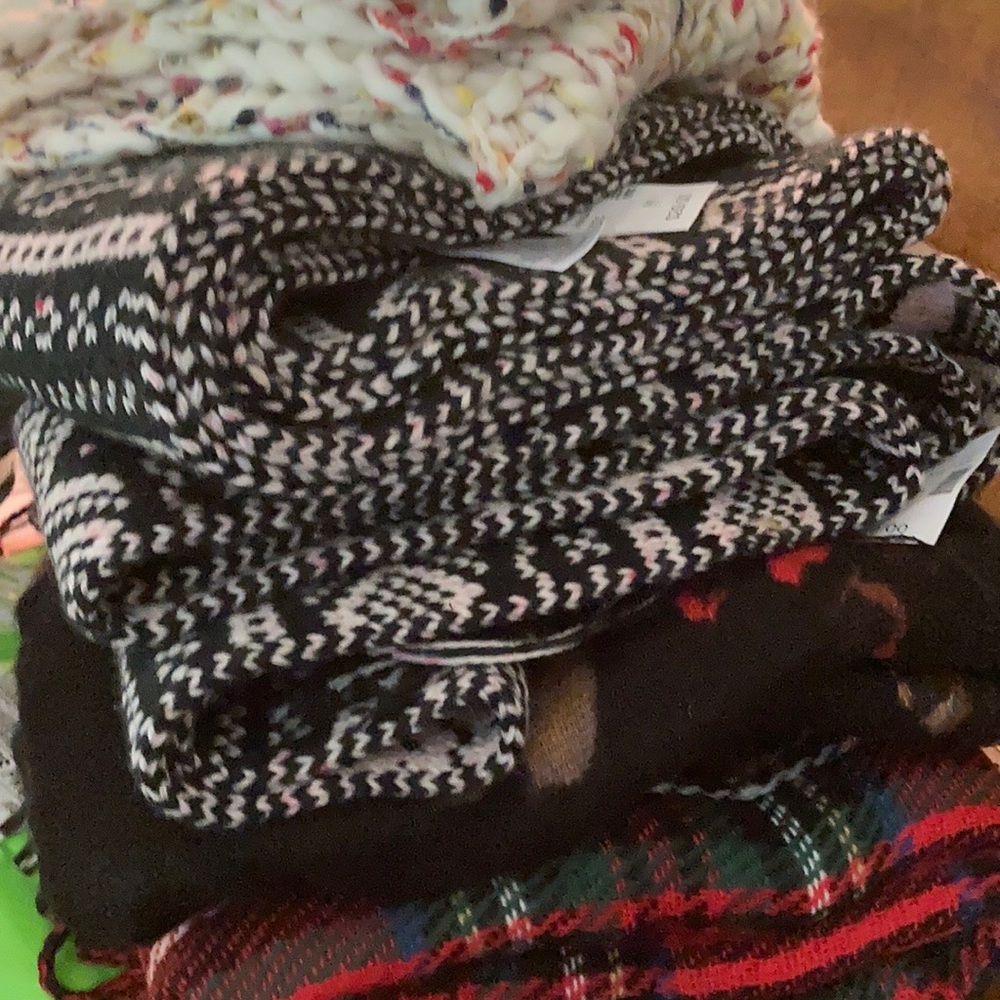 NWT 5 scarfs winter wraps maurices great gifts! Lot of 5 NEW